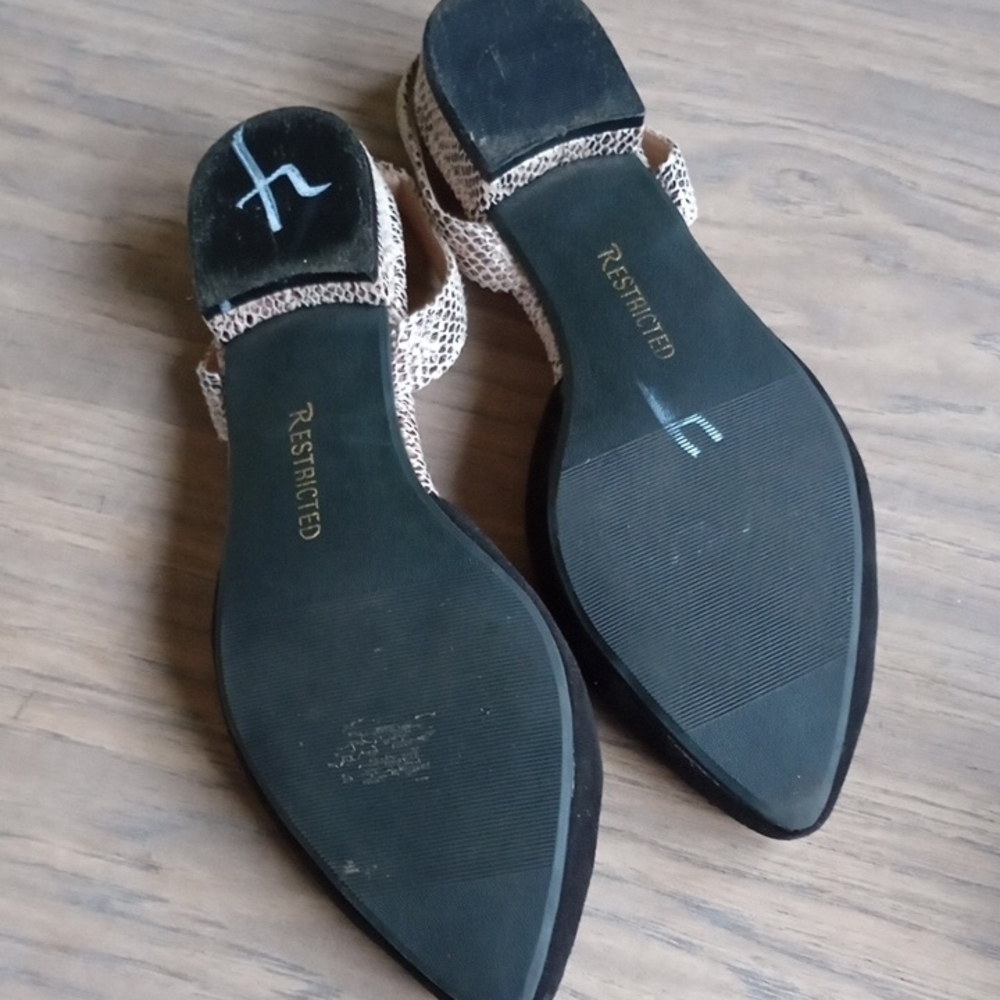 Restricted Black Flats with Suede-Like Finish - Picture 5 of 6